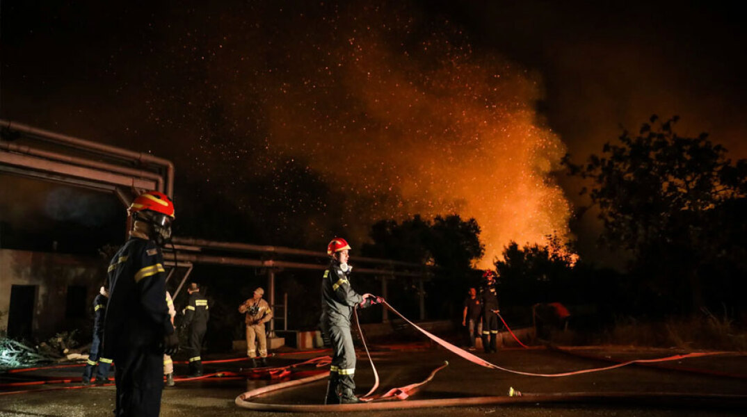 Πυροσβέστες επιχειρούν σε δασική πυρκαγιά