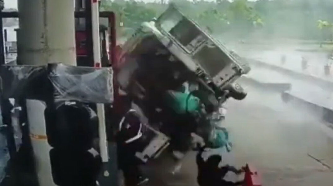 Τρομακτικό τροχαίο με ασθενοφόρο στην Ινδία