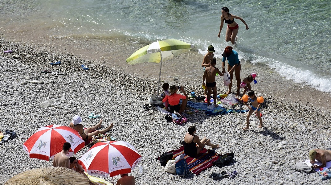 Καιρός: Ξεκινά ο καύσωνας - Υψηλές θερμοκρασίες την Παρασκευή