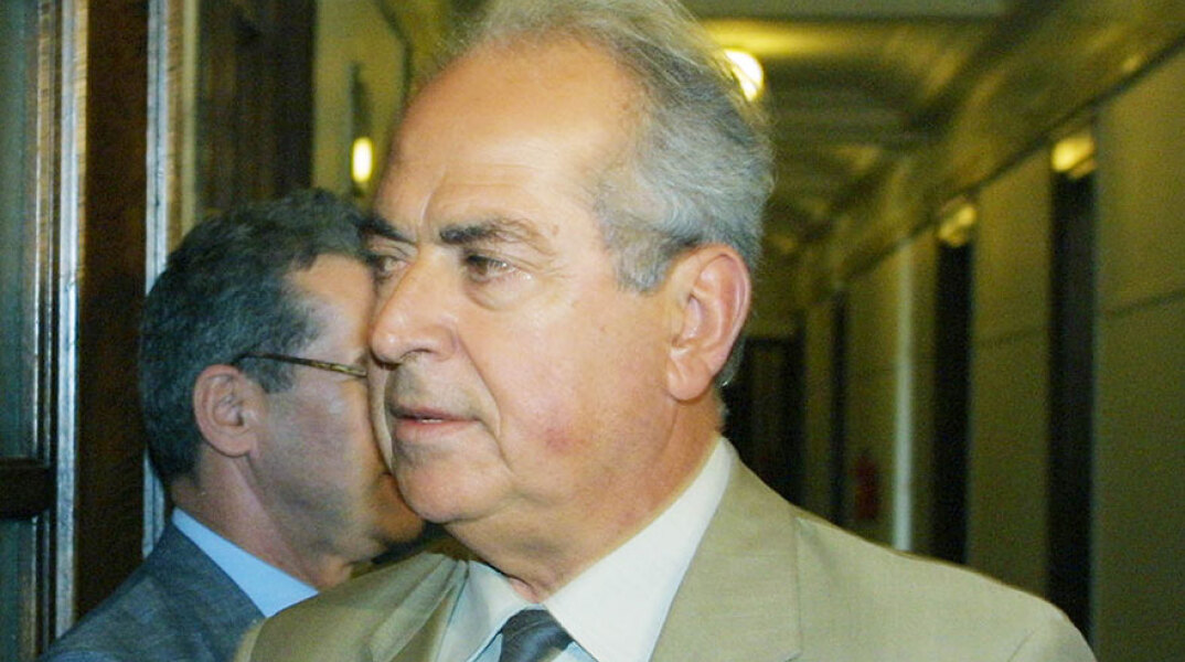 Ο Δημήτρης Αποστολάκης διετέλεσε υφυπουργός Εθνικής Άμυνας στην κυβέρνηση του ΠΑΣΟΚ