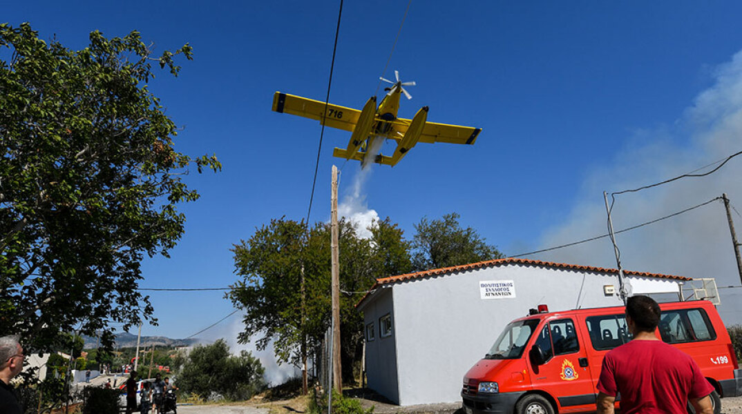 Πυροσβεστικό αεροσκάφος στην Ηλεία ρίχνει νερό στη φωτιά πολύ κοντά σε κατοικία