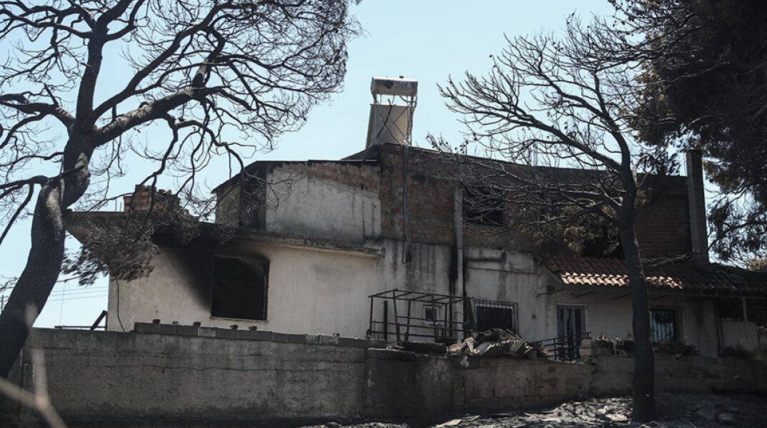 Καμένο σπίτι από τη φωτιά στην Πεντέλη