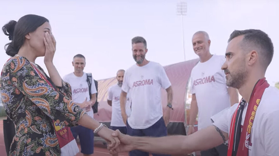 Ο Ζοζέ Μουρίνιο χαμογελά καθώς φίλαθλος της Ρόμα κάνει πρόταση γάμου στην αγαπημένη του