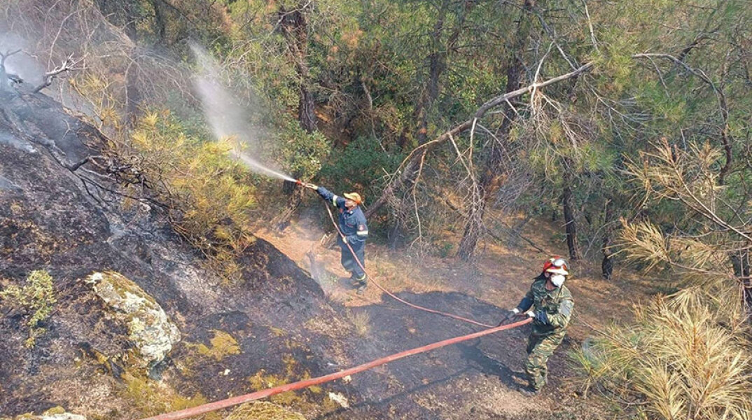 Στρατιώτες βοηθούν πυροσβέστες στην επιχείρηση για τη φωτιά στη Δαδιά