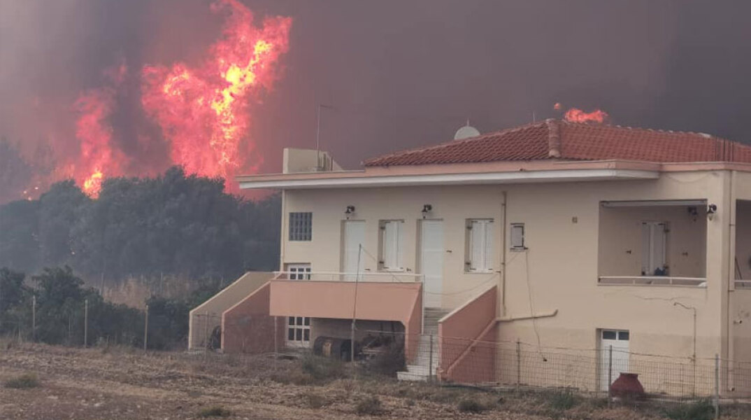 Η φωτιά στη Λέσβο έφθασε μια ανάσα από τα σπίτια