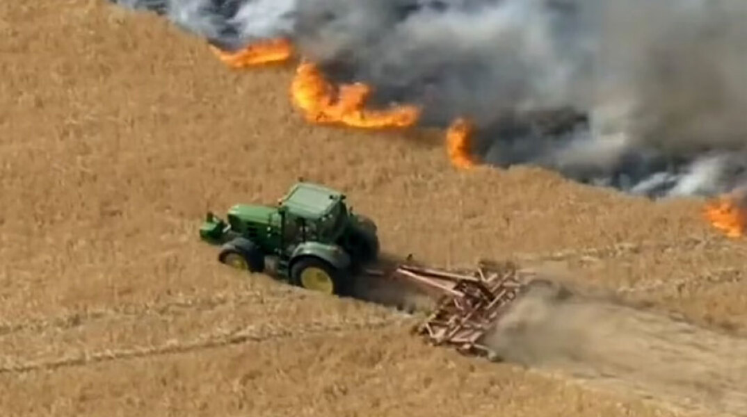 Αγρότης στη Βρετανία δημιουργεί αντιπυρική ζώνη σε χωράφι και σταματά τη φωτιά