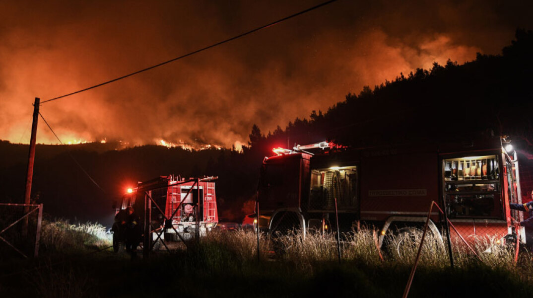 Μία ακόμη ολονύχτια μάχη με την πυρκαγιά δίνουν οι πυροσβέστες