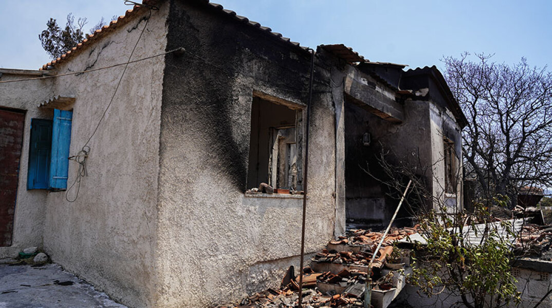 Καμένο σπίτι στα Βατερά Λέσβου