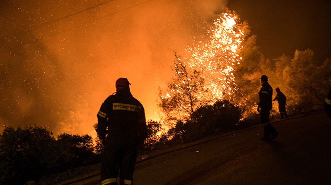 Ένα ακόμη δύσκολο βράδυ για τους πυροσβέστες που μάχονται τις φλόγες