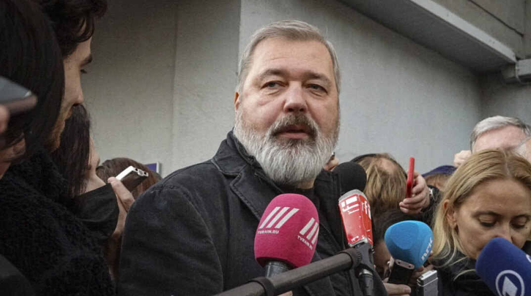 Ο επικεφαλής της Novaia Gazeta, Ντμίτρι Μουράτοφ, είχε τιμηθεί με το Νόμπελ Ειρήνης το 2021