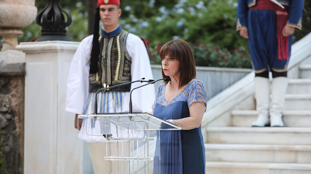 Η Κατερίνα Σακελλαροπούλου στην ομιλία της στον κήπο του Προεδρικού Μεγάρου για τα 48 χρόνια από την Αποκατάσταση της Δημοκρατίας