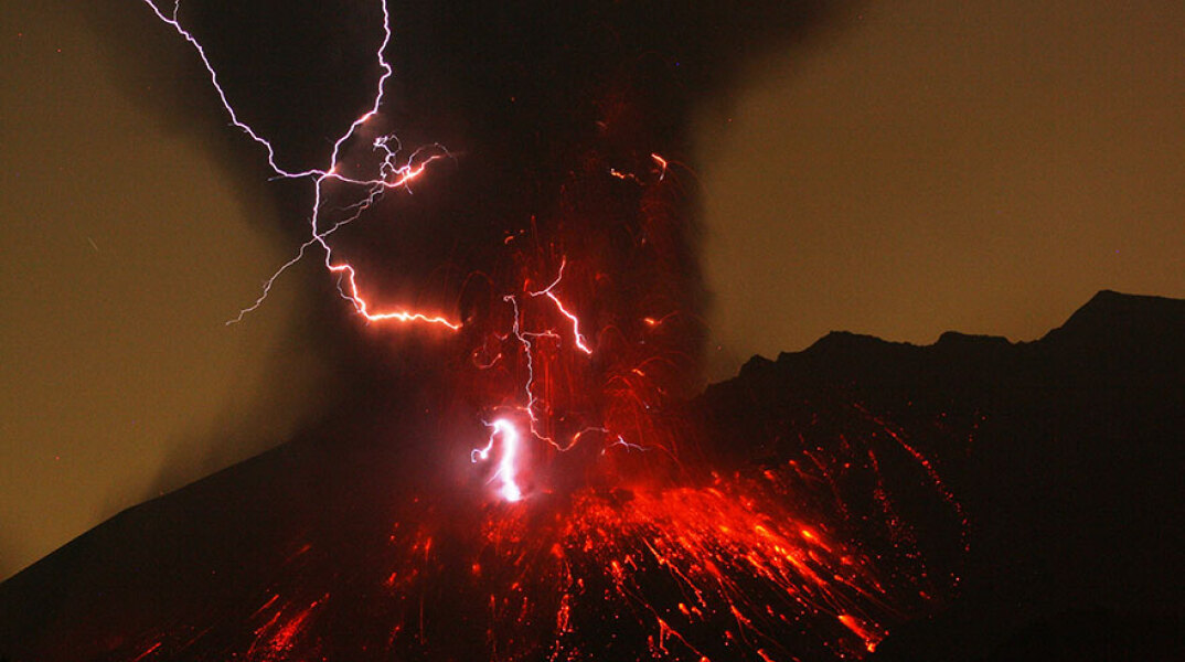 Κεραυνός πέφτει στο ηφαίστειο Σακουρατζίμα στην Ιαπωνία
