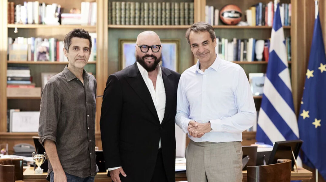 Ο Κυριάκος Μητσοτάκης με τους Desmond Child και Φοίβο στο Μέγαρο Μαξίμου