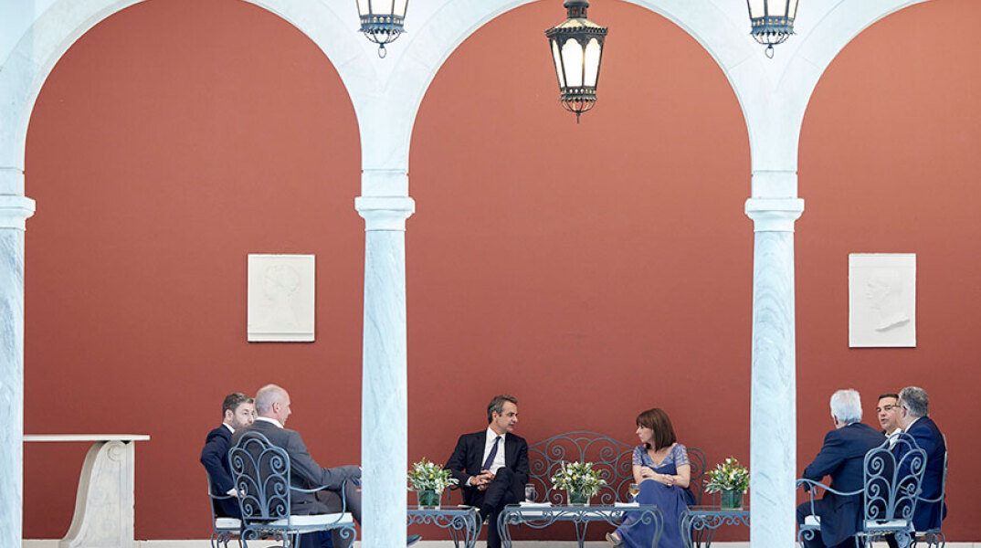 Ο Κυριάκος Μητσοτάκης με την Κατερίνα Σακελλαροπούλου και τους πολιτικούς αρχηγούς στη δεξίωση στο Προεδρικό Μέγαρο