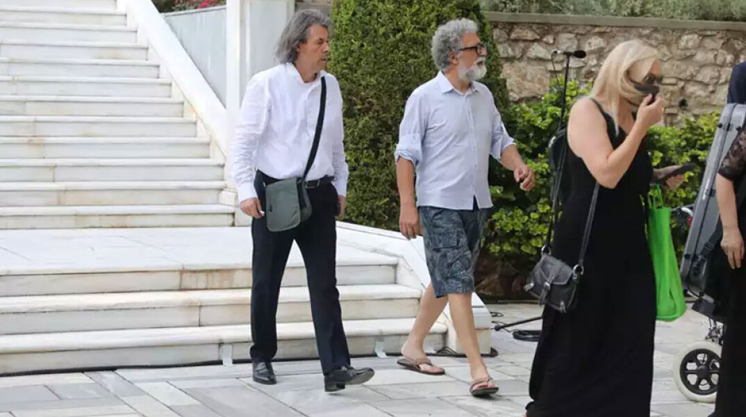 Ο Ιωάννης Στρατάκης μπαίνει με σαγιονάρα στο Προεδρικό Μέγαρο