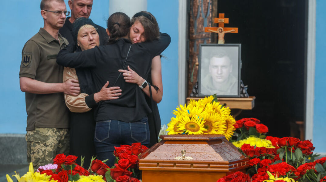 Ουκρανία: Το Κίεβο κηδεύει νεαρούς Ουκρανούς στρατιώτες που σχεδίαζαν να παντρευτούν	