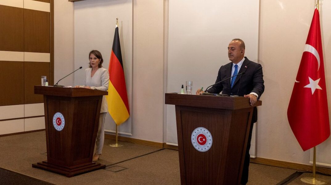 Μία άβολη συνέντευξη τύπου με θέα τον Βόσπορο