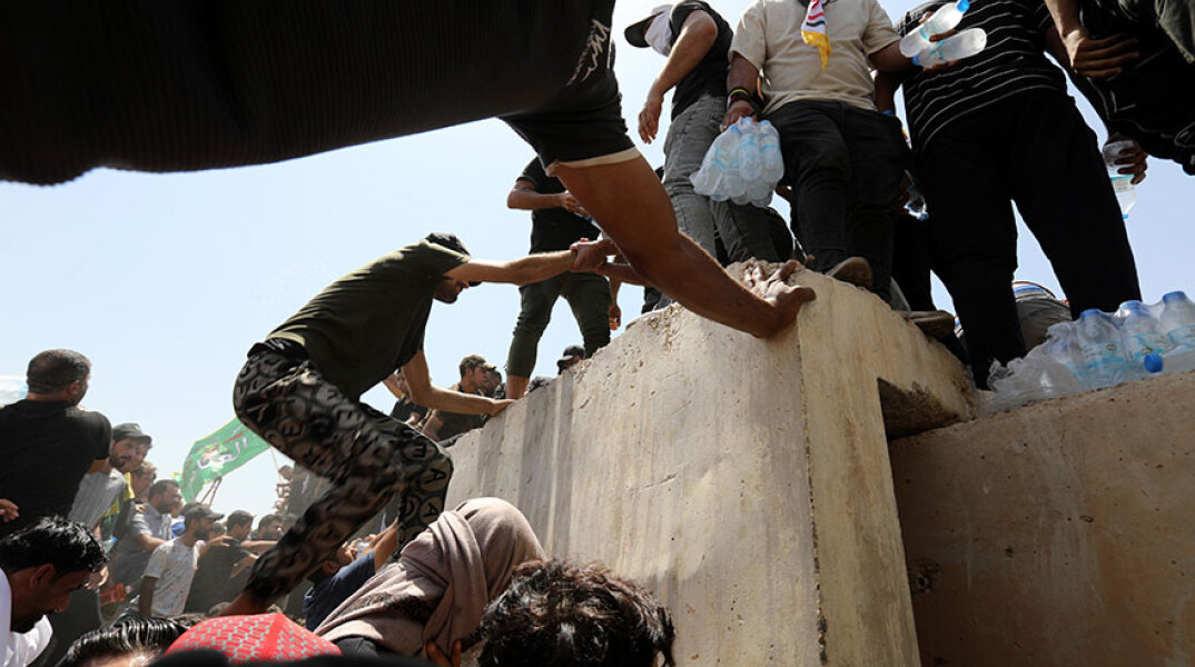 Χάος στο Ιράκ με εξαγριωμένους πολίτες να εισβάλουν στο Κοινοβούλιο