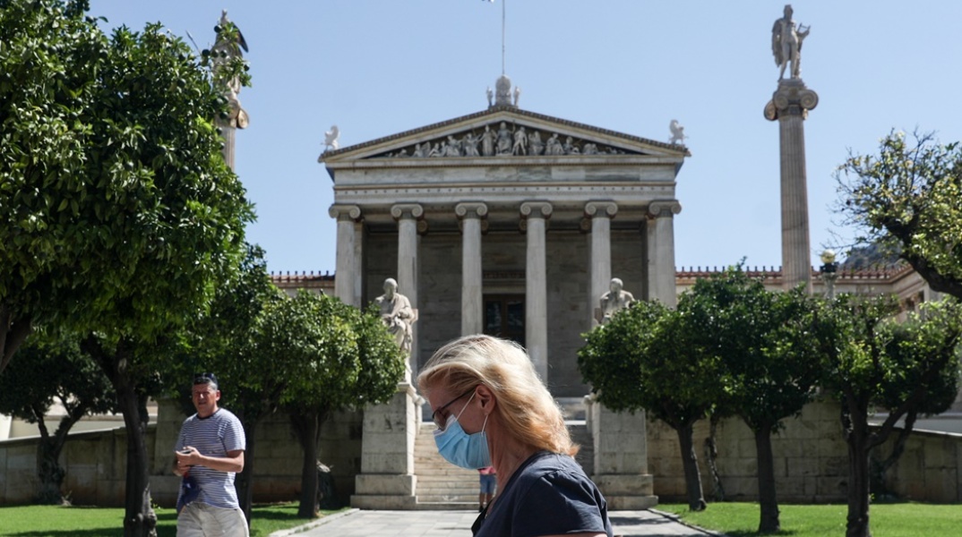 Κορωνοϊός - Γυναίκα με μάσκα προστασίας