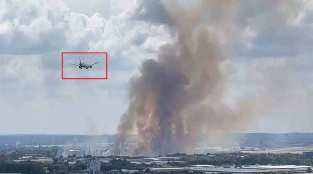 Αεροπλάνο στο Λονδίνο ετοιμάζεται να προσγειωθεί στο Χίθροου, την ώρα που μεγάλη φωτιά βρίσκεται σε εξέλιξη