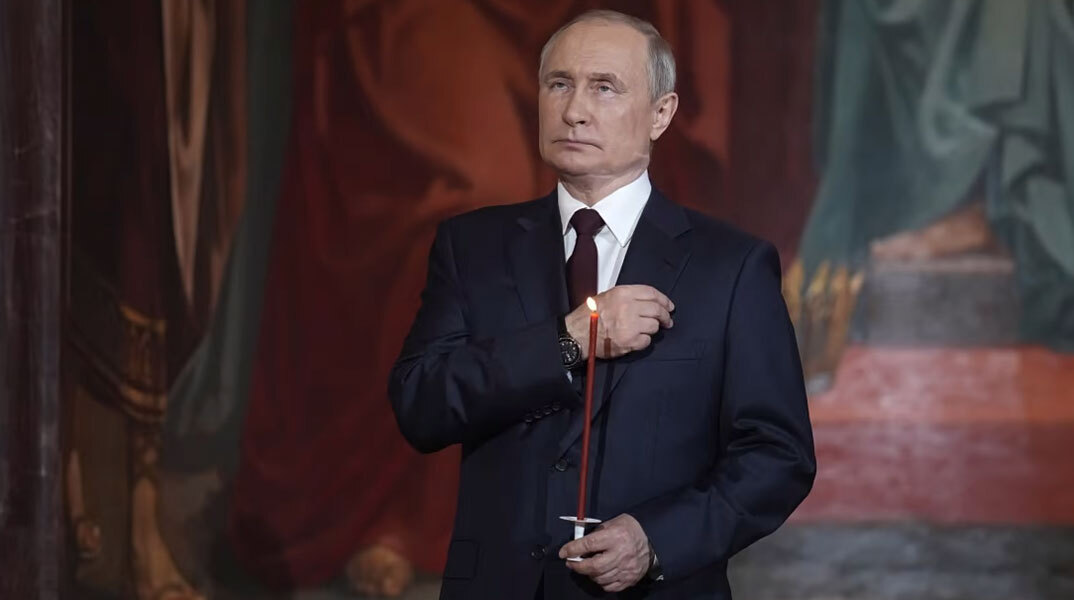 Ο Βλαντίμιρ Πούτιν κάνει τον σταυρό του μέσα σε εκκλησία στη Μόσχα