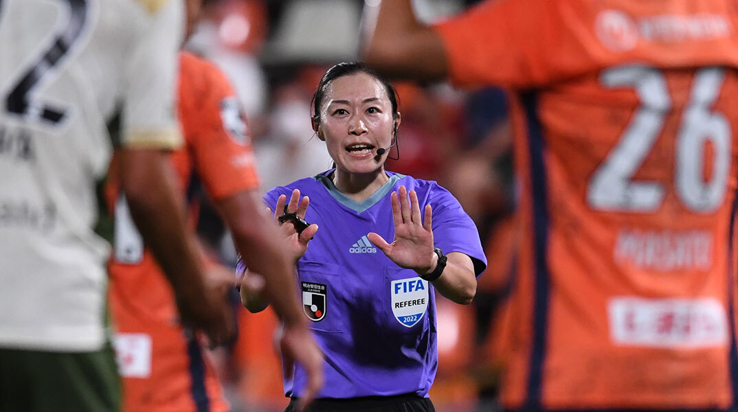 H γυναίκα διαιτητής Yoshima Yamashita