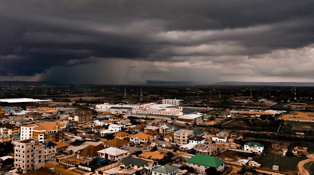 Η πρωτεύουσα της Γκάνας, Άκρα