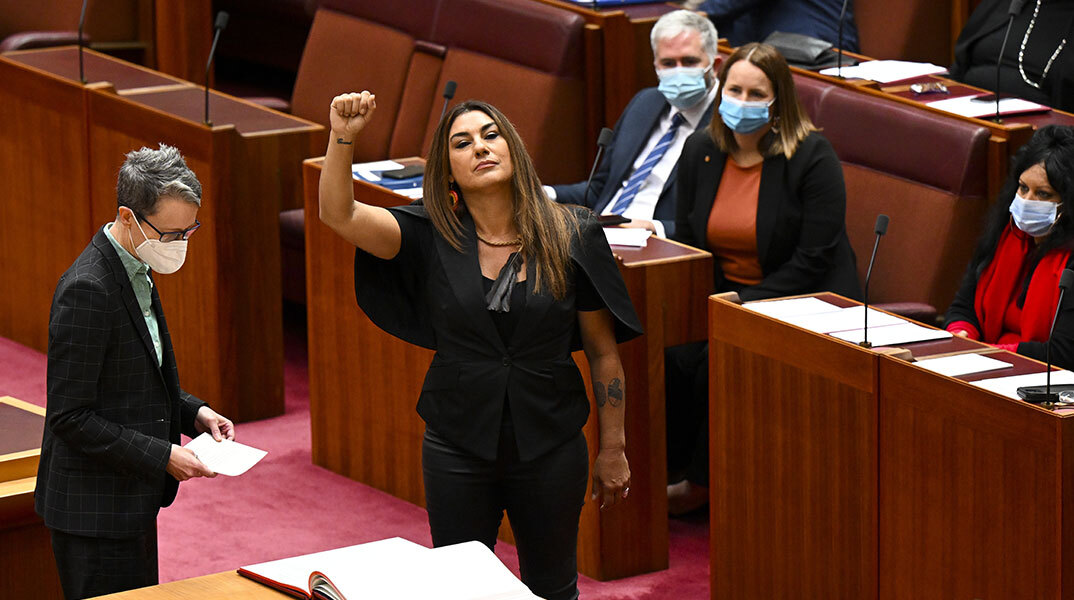 Η γερουσιαστής στην Αυστραλία Lydia Thorpe σε διαμαρτυρία για τη βασίλισσα Ελισάβετ