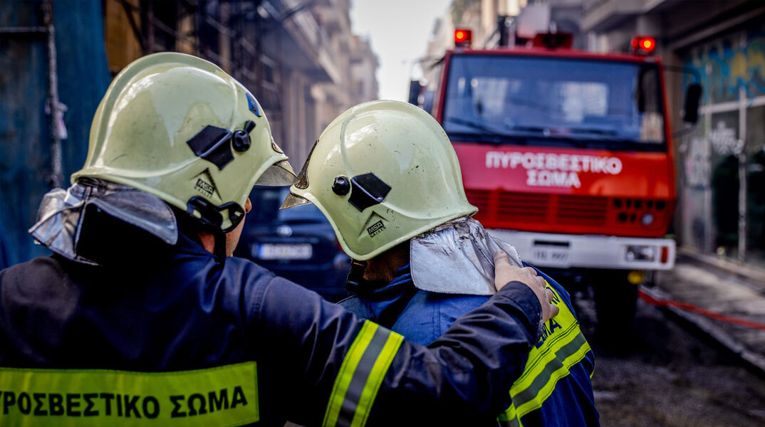 Πυροσβέστες στο Παγκράτι εντόπισαν νεκρό άνδρα σε διαμέρισμα που εκδηλώθηκε φωτιά