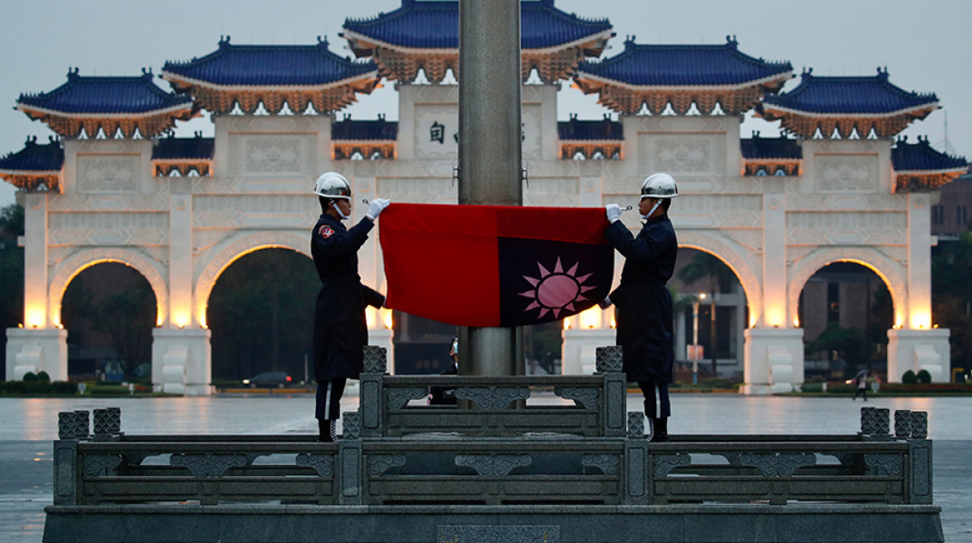 Στρατιώτες κρατούν τη σημαία της Ταϊβάν