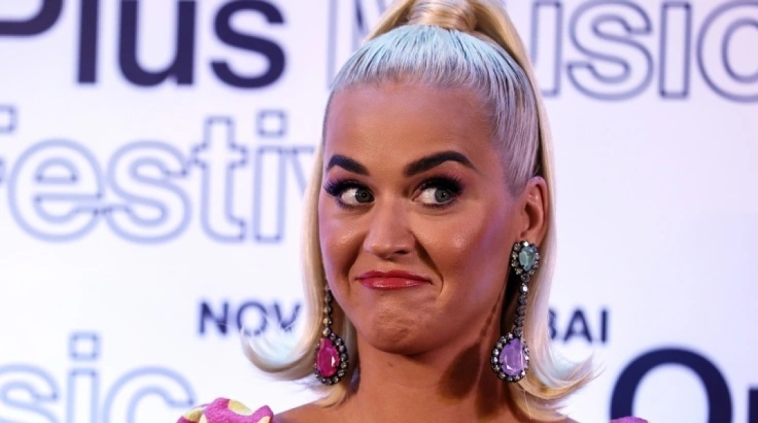 H Katy Perry πετάει πίτσες στο κοινό της και κάνει έξαλλο το Twitter