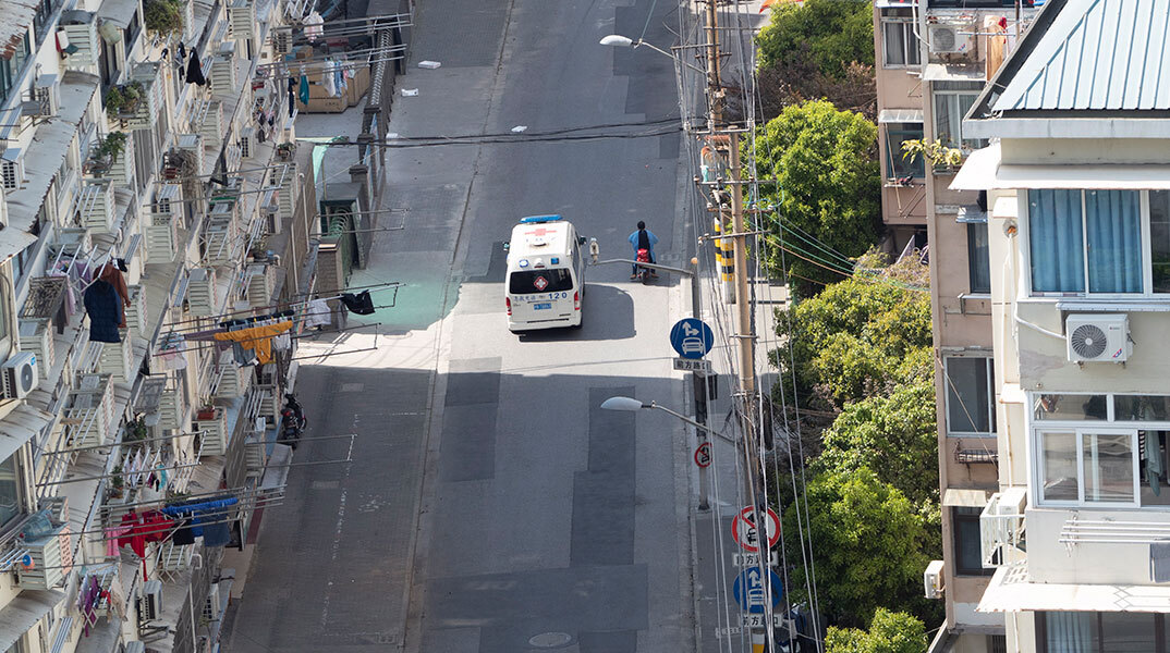 Ασθενοφόρο στην Κίνα κατευθύνεται στο σημείο που σημειώθηκε επίθεση