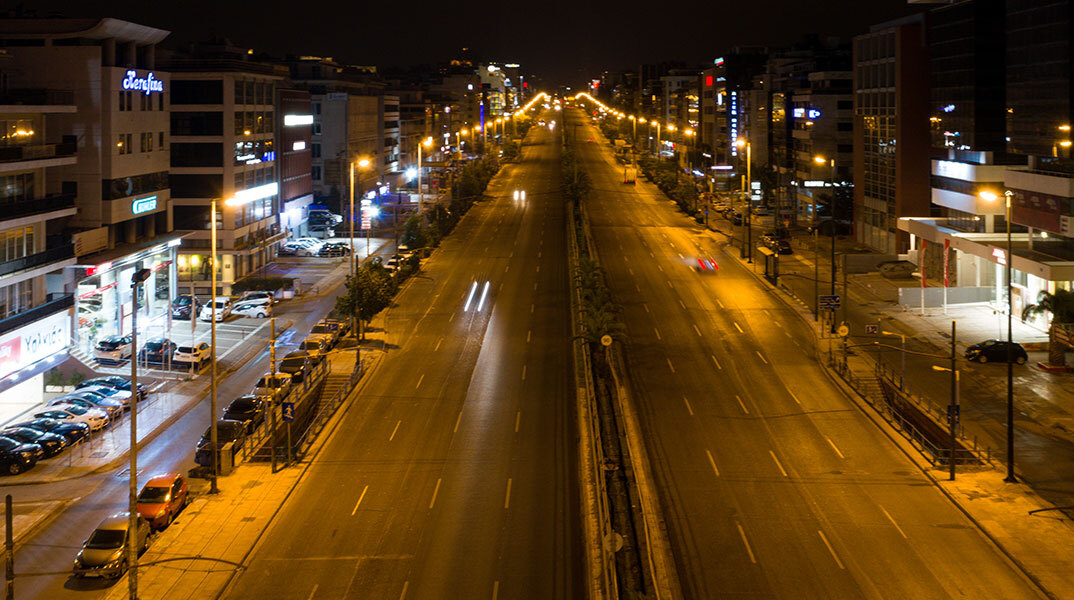 Πίστα circuit η Λεωφόρος Συγγρού τη νύχτα στην άδεια καλοκαιρινή Αθήνα