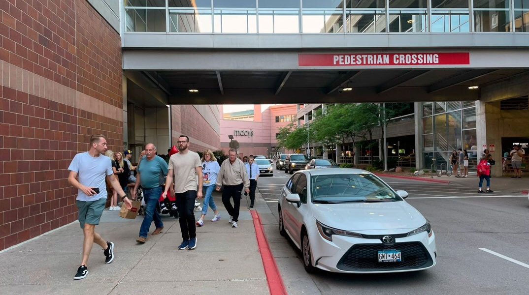 Πολίτες στη Μινεάπολη απομακρύνονται από το Mall of America μετά τους πυροβολισμούς