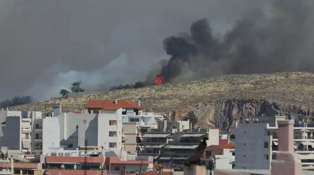 Η φωτιά στη Χαλκίδα καίει πίσω από το νοσοκομείο