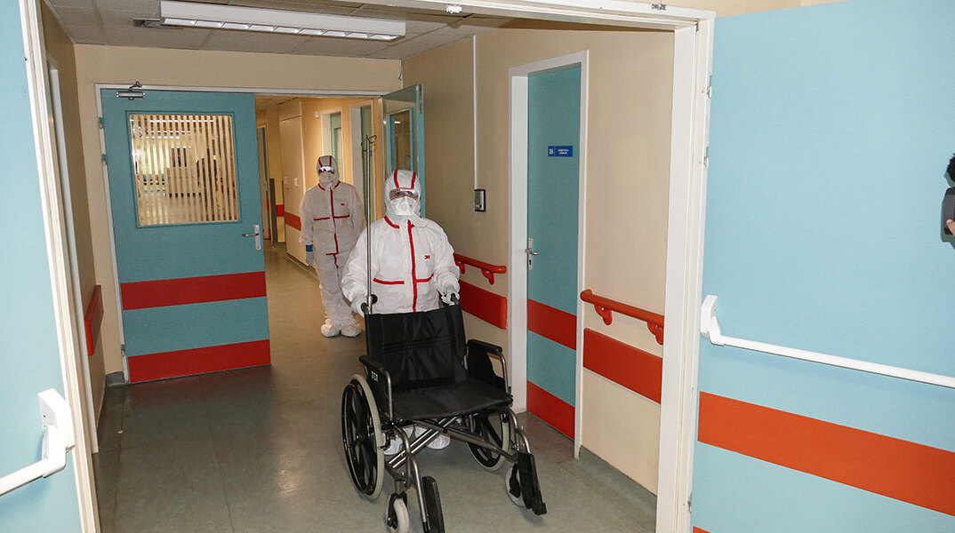 Νοσηλευτές με προστατευτικές στολές στο νοσοκομείο Λάρισας