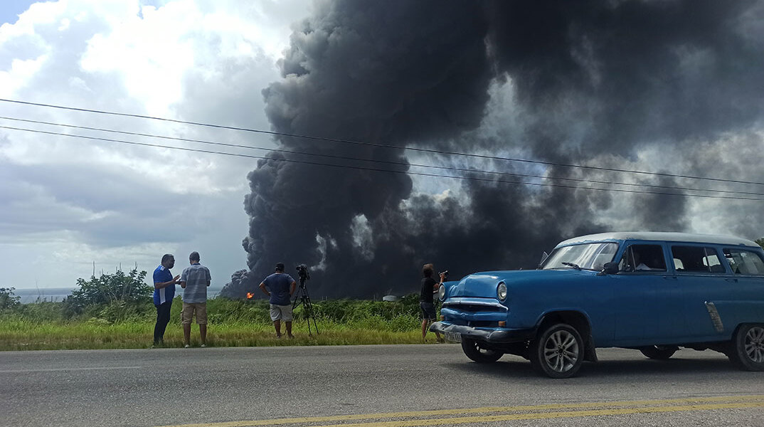 Ορατός από χιλιόμετρα στην Κούβα ο πυκνός μαύρος καπνός από τα φλεγόμενα διυλιστήρια