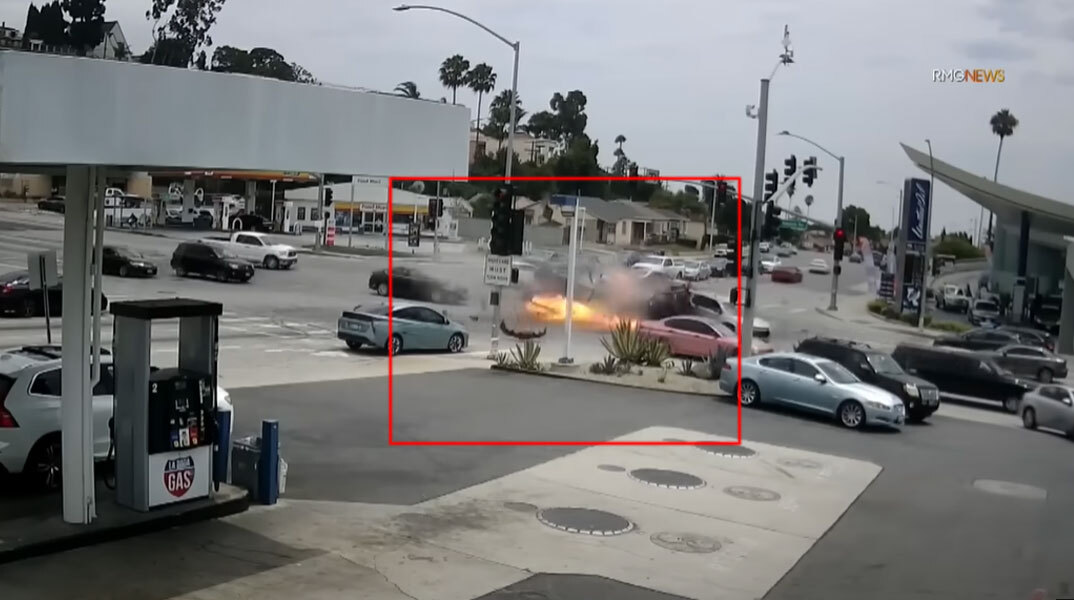 Η στιγμή που η μαύρη Mercedes διαλύει αυτοκίνητο σε διασταύρωση στο Λος Άντζελες