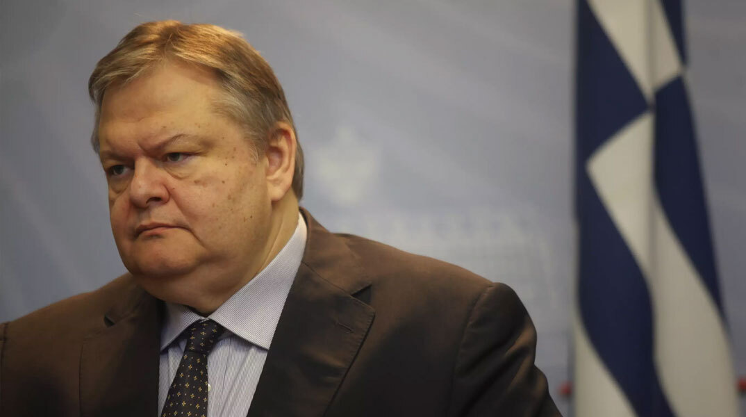 Ο Ευάγγελος Βενιζέλος χαρακτηρίζει «μίζερη» την κυβερνητική γραμμή για τις παρακολουθήσεις από την ΕΥΠ και τη νομιμότητά τους