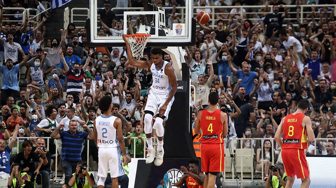 Ο Γιάννης Αντετοκούνμπο έχει καρφώσει εντυπωσιακά στο καλάθι της Ισπανίας