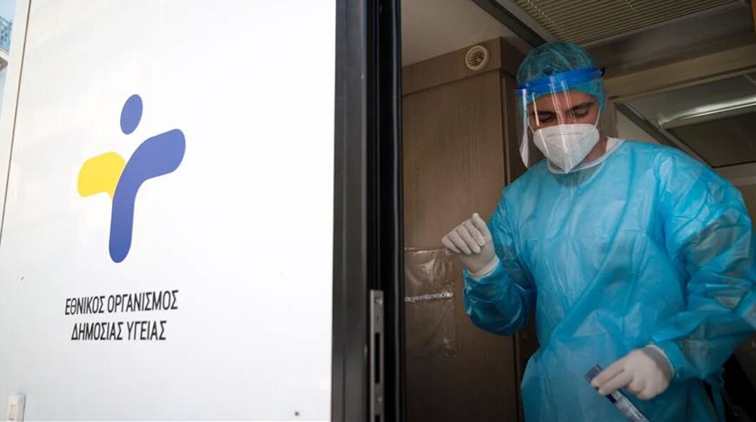 Υγειονομικός του ΕΟΔΥ διενεργεί rapid test για κορωνοϊό