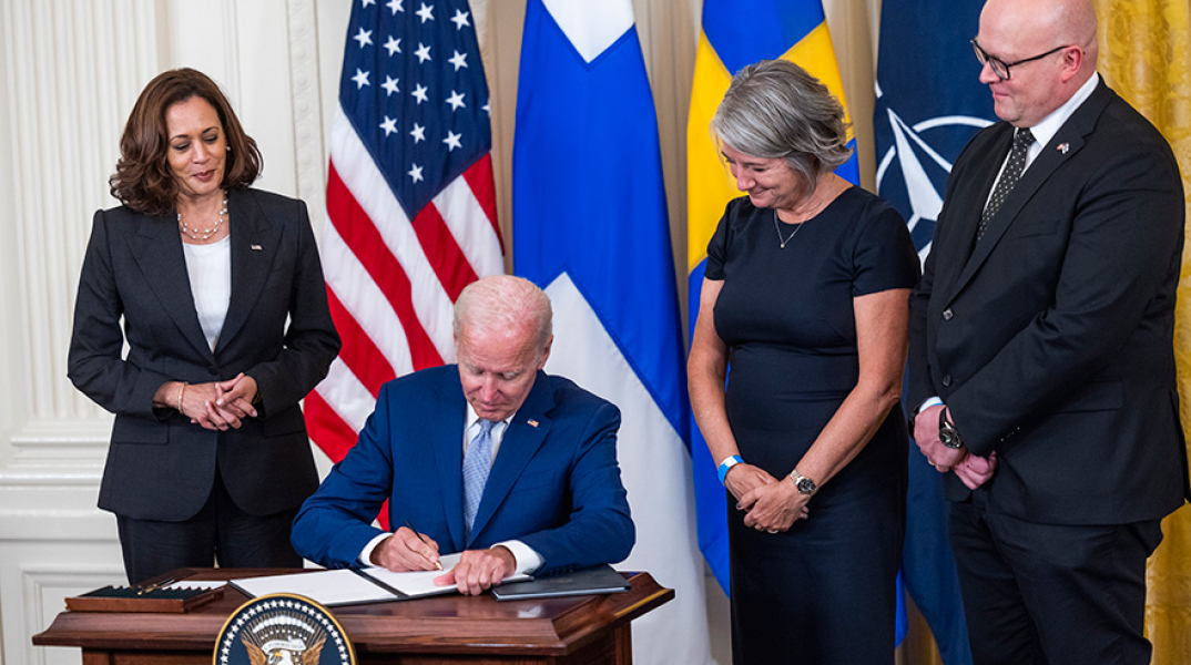 Ο Τζο Μπάιντεν υπέγραψε και επικύρωσε την έγκριση της εισδοχής Σουηδίας και Φινλανδίας στο ΝΑΤΟ