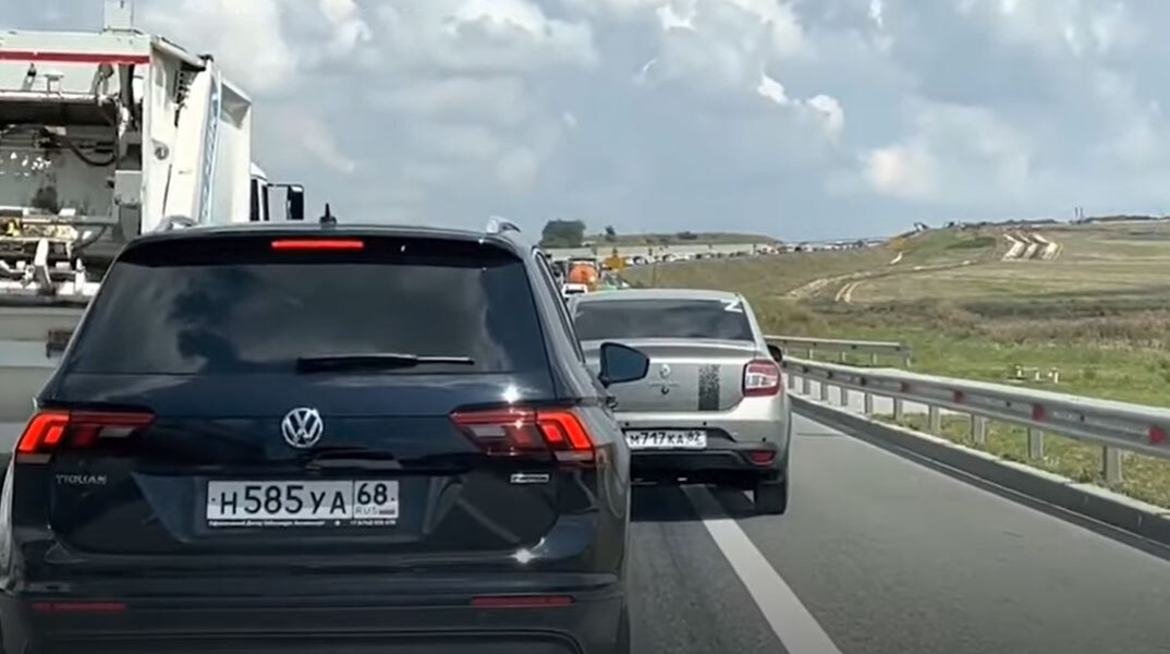 Μποτιλιάρισμα σε αυτοκινητόδρομο που οδηγεί έξω από την Κριμαία, καθώς χιλιάδες Ρώσοι εγκαταλείπουν τη χερσόνησο