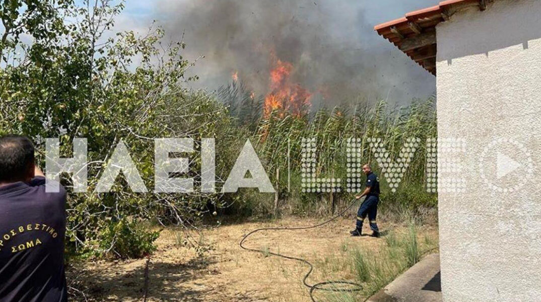 Κοντά σε σπίτια η φωτιά στην Ηλεία, στην περιοχή Σπιάντζα