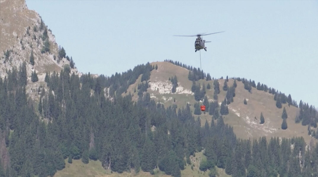 Ελικόπτερο του στρατού στην Ελβετία μεταφέρει νερό για τις αγελάδες στα βουνά