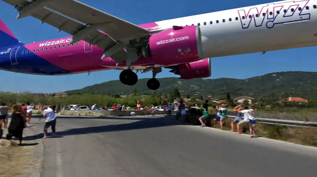 Αεροπλάνο στη Σκιάθο περνά πάνω από τα κεφάλια του κόσμου κατά την προσγείωση στο αεροδρόμιο του νησιού