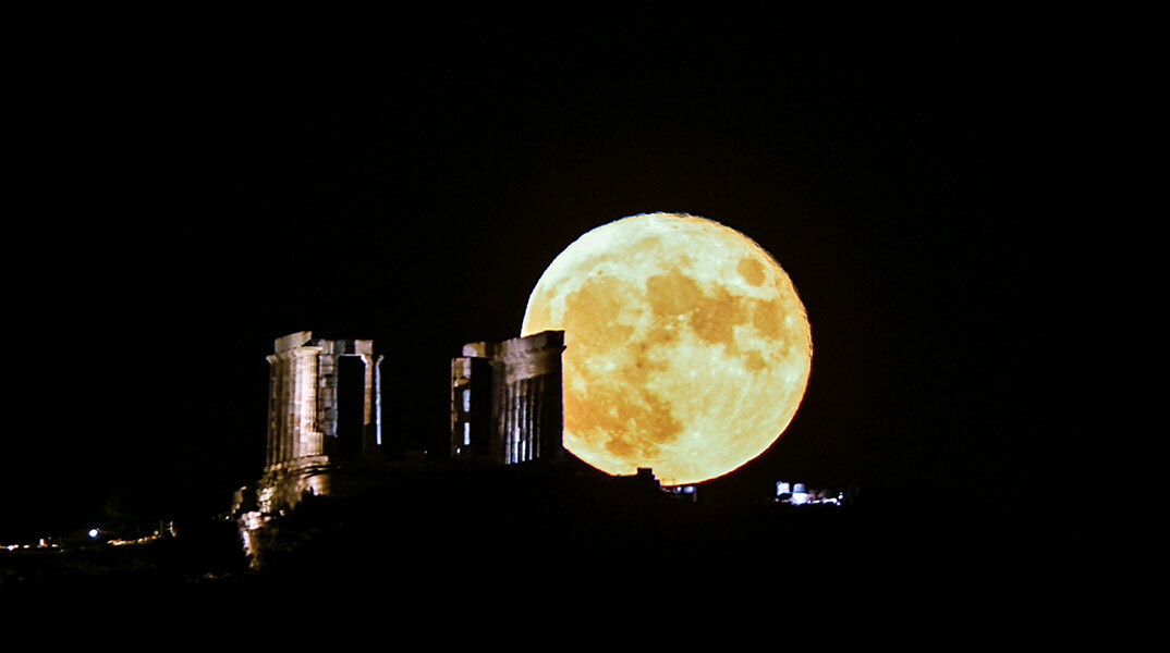 Η Αυγουστιάτικη Πανσέληνος πίσω από το Ναό του Ποσειδώνα στο Σούνιο
