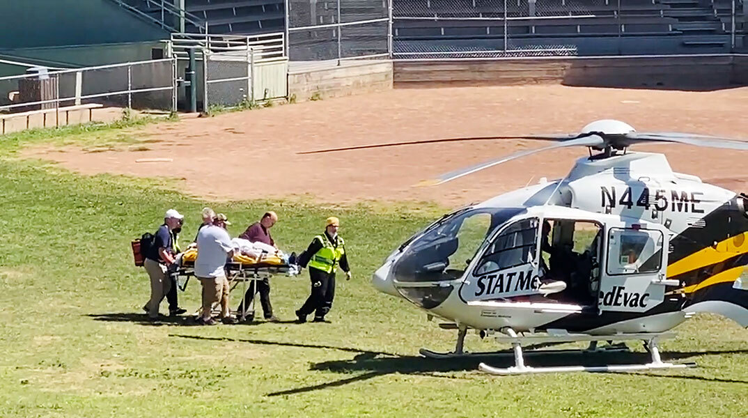 Ο Σαλμάν Ρούσντι μεταφέρεται ζωντανός με το φορείο στο ελικόπτερο που θα τον πάει σε νοσοκομείο στη Νέα Υόρκη
