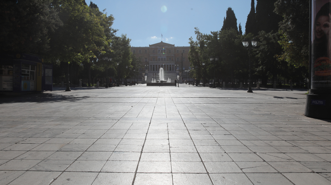 Άδεια και η πλατεία Συντάγματος ανήμερα του Δεκαπενταύγουστου