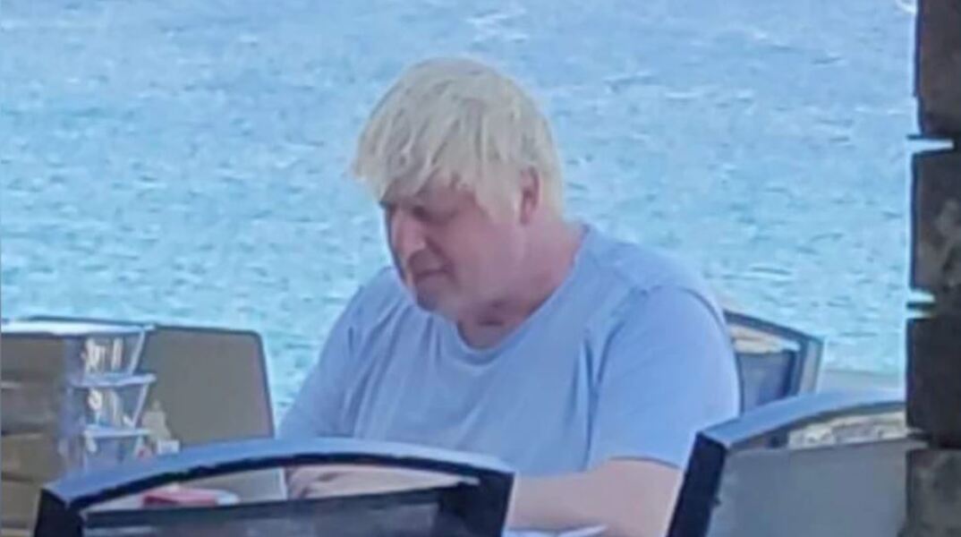 Ο Μπόρις Τζόνσον σε ταβέρνα στην Κάρυστο